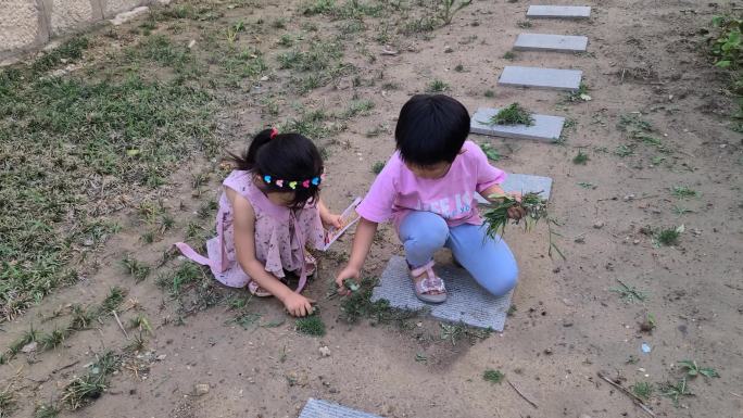 两个女孩 小孩园林小院子拔草过家家