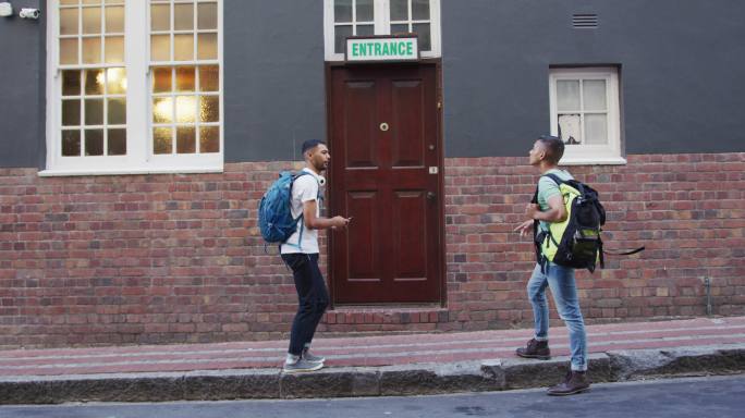 两个混血的男性朋友走在街上寻找旅社