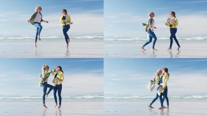 两个快乐的白人女性朋友在海滩上散步