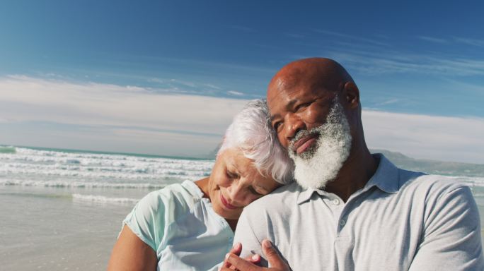 非洲裔美国老年夫妇在海滩上拥抱