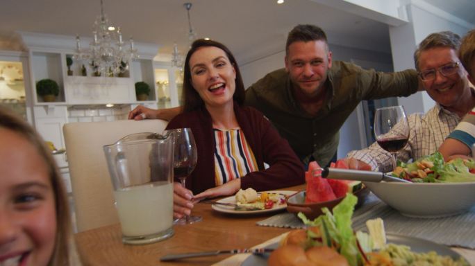快乐的白人多代家庭在餐桌上的肖像在家庭用餐