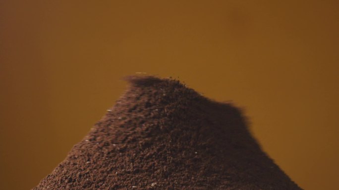 巧克力落到可可粉或咖啡粉里
