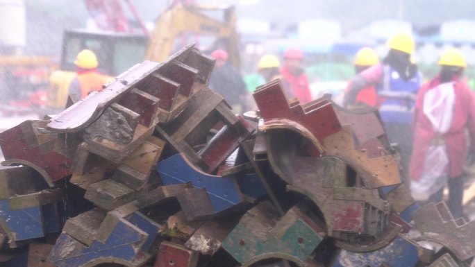 工地  幸苦  工人 下雨  建筑