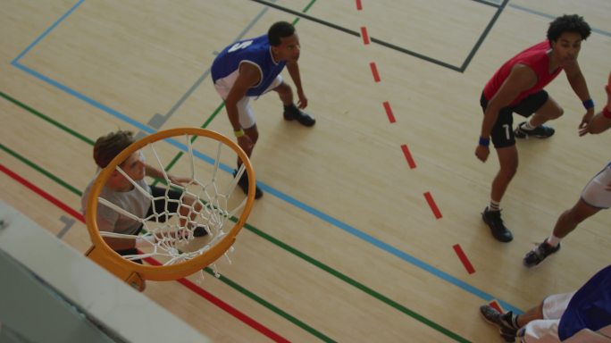 头顶视图的非裔美国男性篮球运动员得分目标对不同的球员