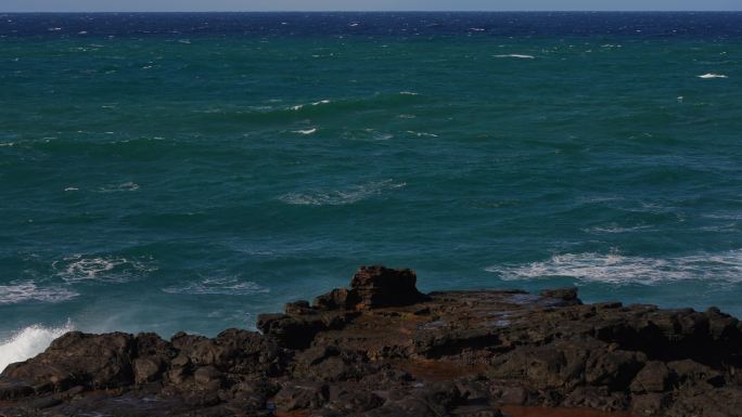 巨浪拍打着悬崖，击起十米高的浪花