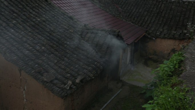 江南山区农村农户老房子泥房黑瓦烟囱炊烟