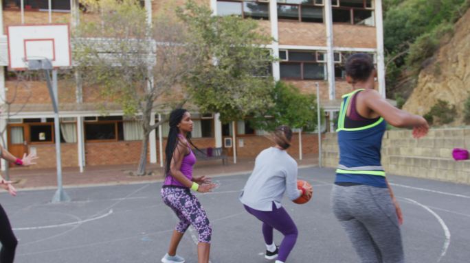 女子多样化篮球队比赛，带球