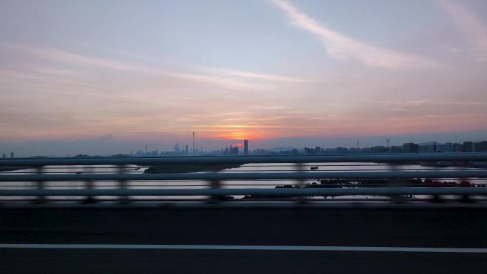 高速公路上的夕阳