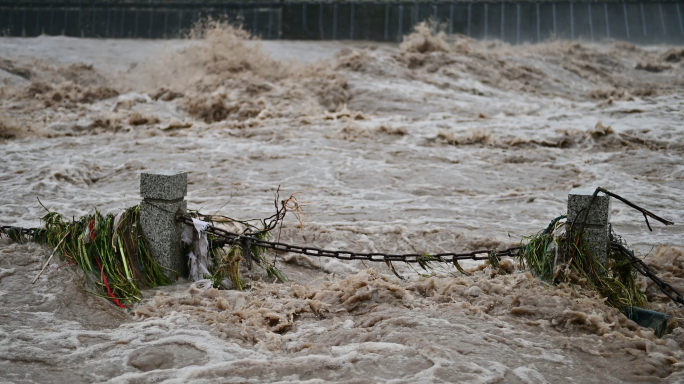 自然灾害山洪爆发洪水冲毁河堤护栏