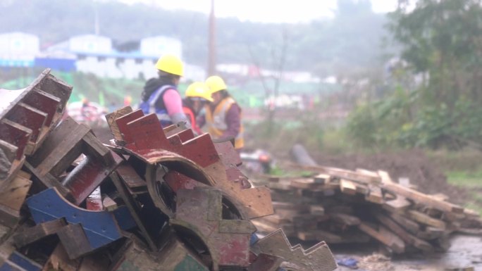 工地  幸苦  工人 下雨  建筑