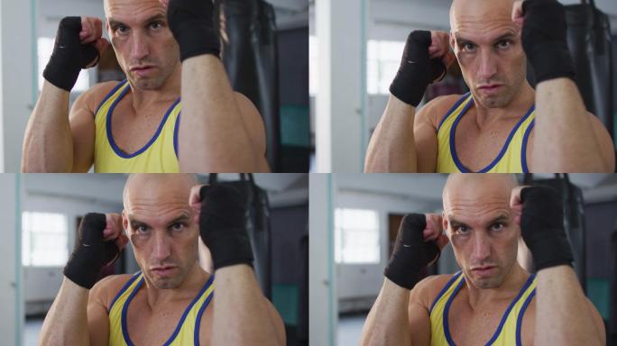 白人男性拳击手的肖像练习他的拳击在健身房