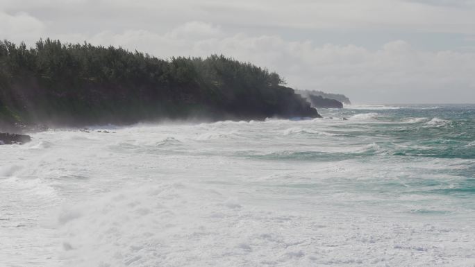 海面大浪滚滚，海岸雾气腾腾的壮观景象