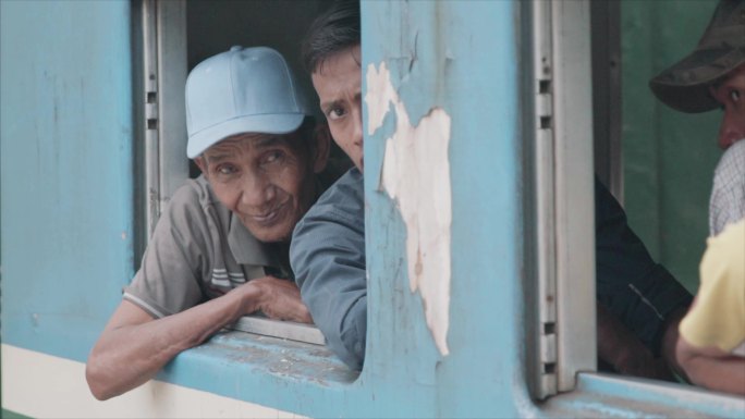 缅甸:火车:农民:老人:笑脸
