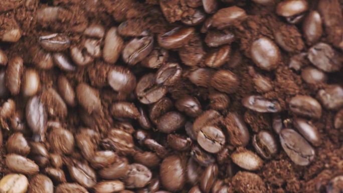 咖啡豆打磨旋转成咖啡粉
