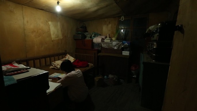 山区农村留守儿童夜晚家中学习做作业电灯