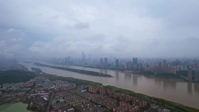 烟雨朦胧的长沙湘江橘子洲全景