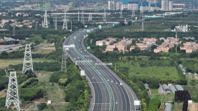 城市交通网络汽车在高速公路上行驶高速航拍