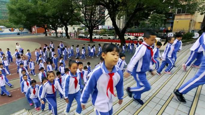 深圳学生排队上课