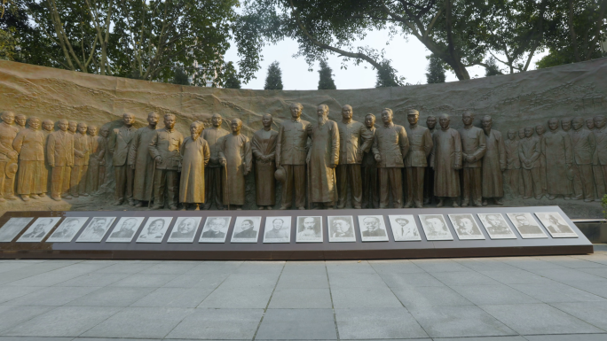 红岩革命纪念馆红岩广场领袖 雕像