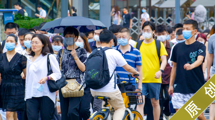 都市早高峰上班族年轻人打拼斑马线人群脚步