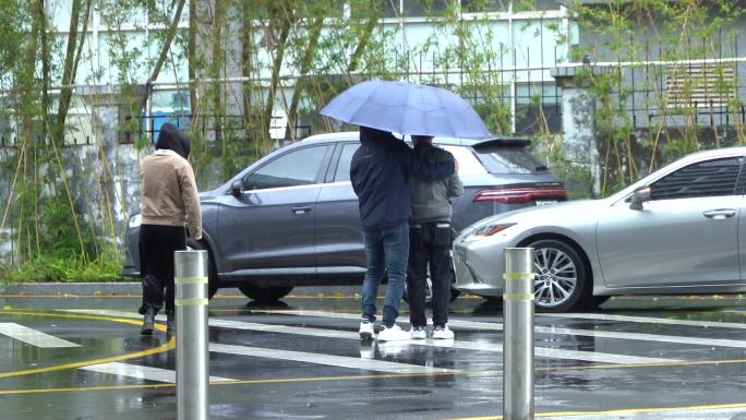 雨天出车祸追尾焦急打电话