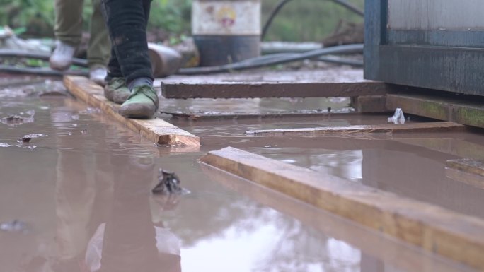 工地  幸苦  工人 下雨  建筑