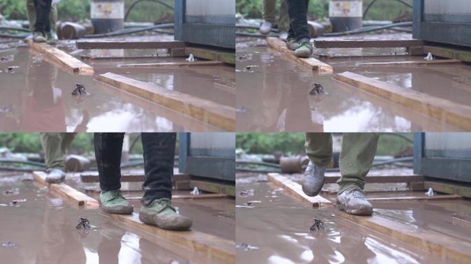 工地  幸苦  工人 下雨  建筑