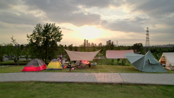 成都北湖公园夕阳露营基地