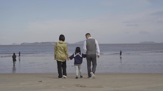温馨和谐一家人海边散步