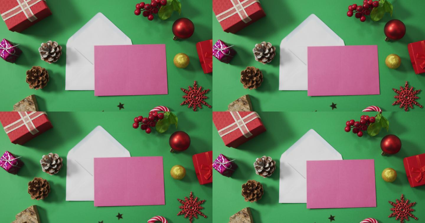 圣诞装饰与信封和拷贝空间的绿色背景