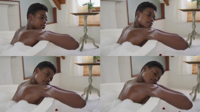 非裔美国人有吸引力的女人的简介放松在浴室的泡沫浴