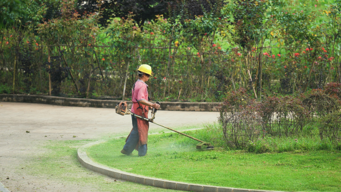 修草坪扫马路环卫工人