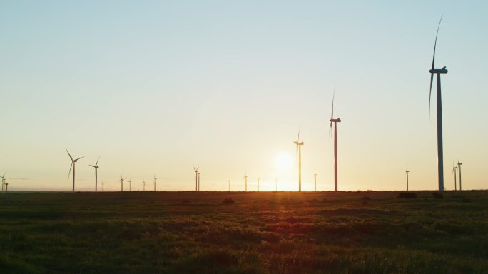 在日落时分万里无云的乡村风景中，风力涡轮机
