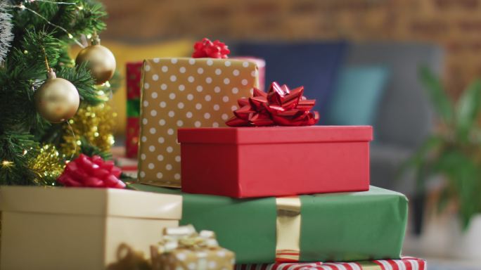 家里圣诞树和一堆包装好的礼物的视频