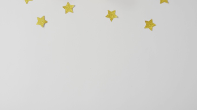 圣诞装饰的视频与金色的小玩意和星星复制空间在白色背景