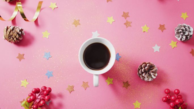 咖啡，红色浆果，星星和松果在粉红色背景的视频