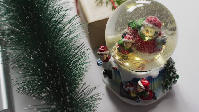 白色背景上的雪花玻璃球圣诞装饰的视频