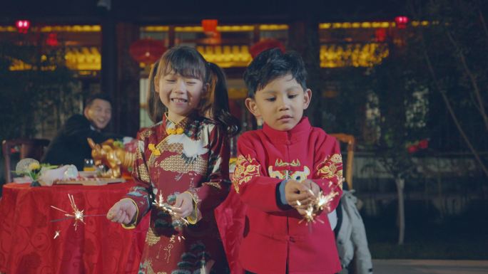 快乐家庭庆祝新年过年中国红烟花