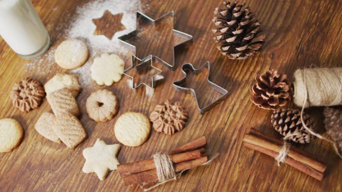 圣诞装饰的视频与各种各样的饼干和牛奶在木制背景