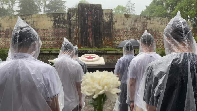 雨中缅怀英雄素材