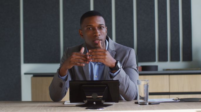 非裔美国商人在现代办公室的会议室进行视频通话