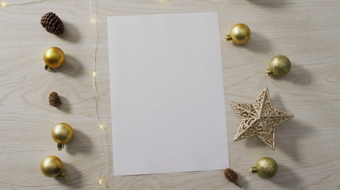 圣诞装饰的视频与白色卡片和复制空间在木制背景