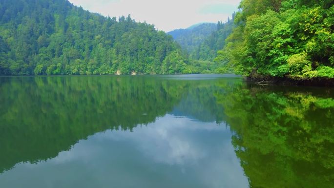 航拍湖面 山河