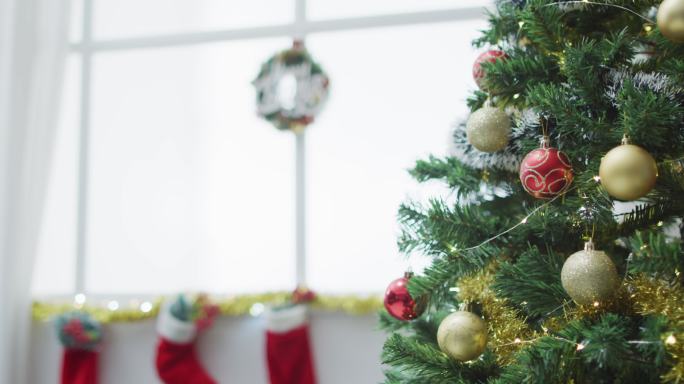 视频圣诞问候，装饰，圣诞树，彩灯和圣诞袜在家里