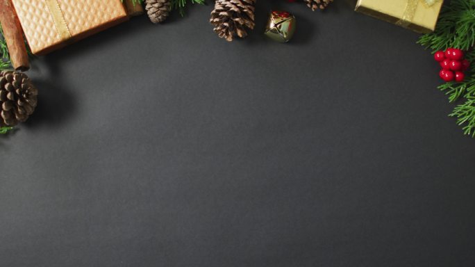 圣诞节的装饰与松果和拷贝空间在黑色背景的视频