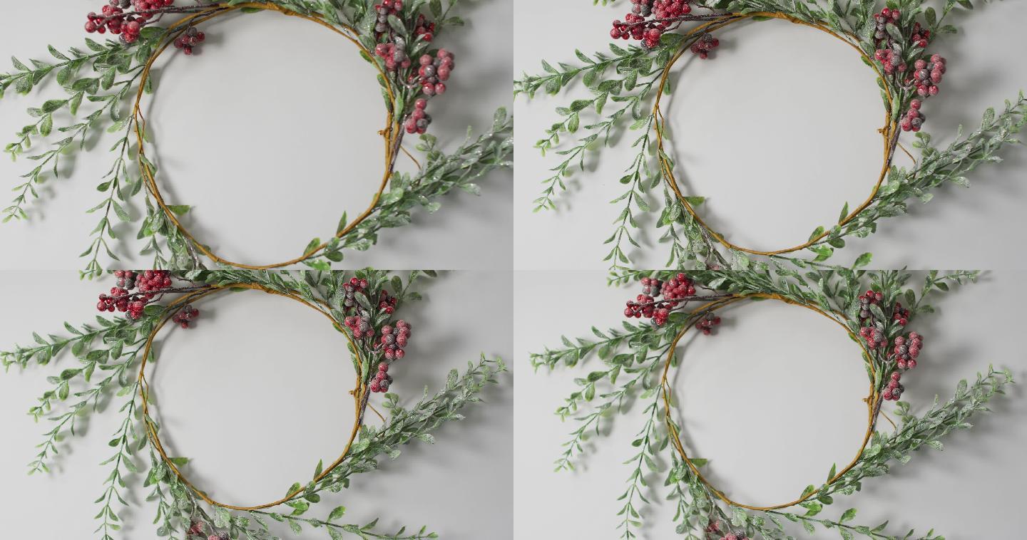 圆形圣诞树叶和浆果装饰的视频与白色背景复制空间