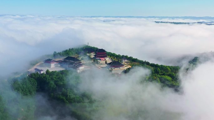 云雾缭绕的古建筑寺庙宛如仙境  神秘感