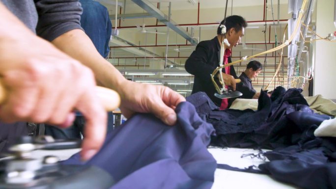 服装生产 服装熨烫 工厂工人