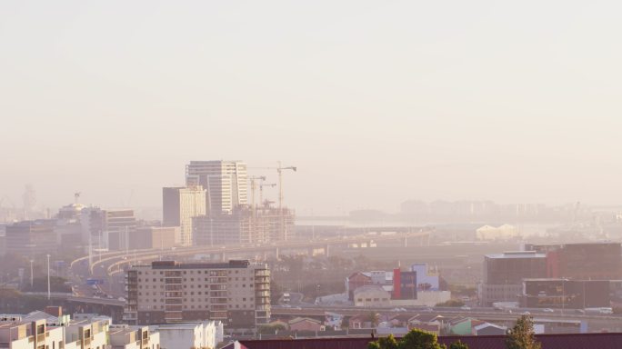 城市景观的一般视图，多个摩天大楼和建筑覆盖在雾中