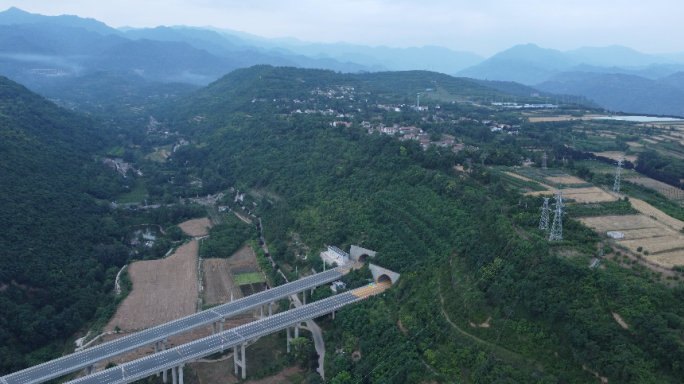 大山里的高速公路